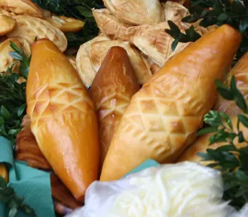 Oscypki with their carved patterns.