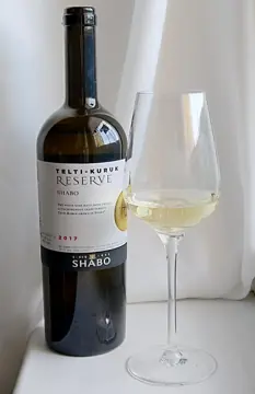 A bottle and glass of Telti-Kuruk.